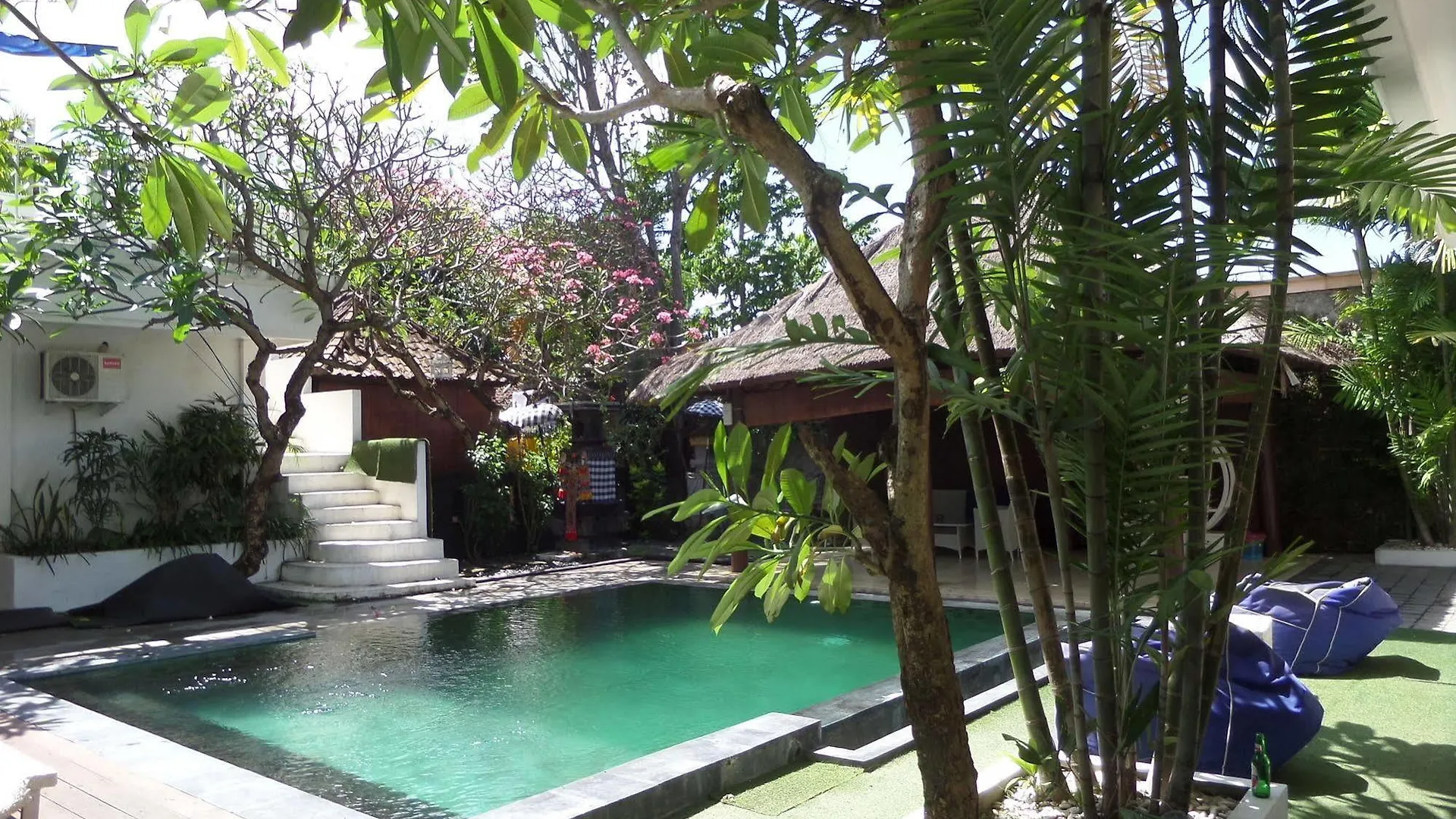 The Island Bali Hostel Seminyak  2*, Seminyak (Bali)